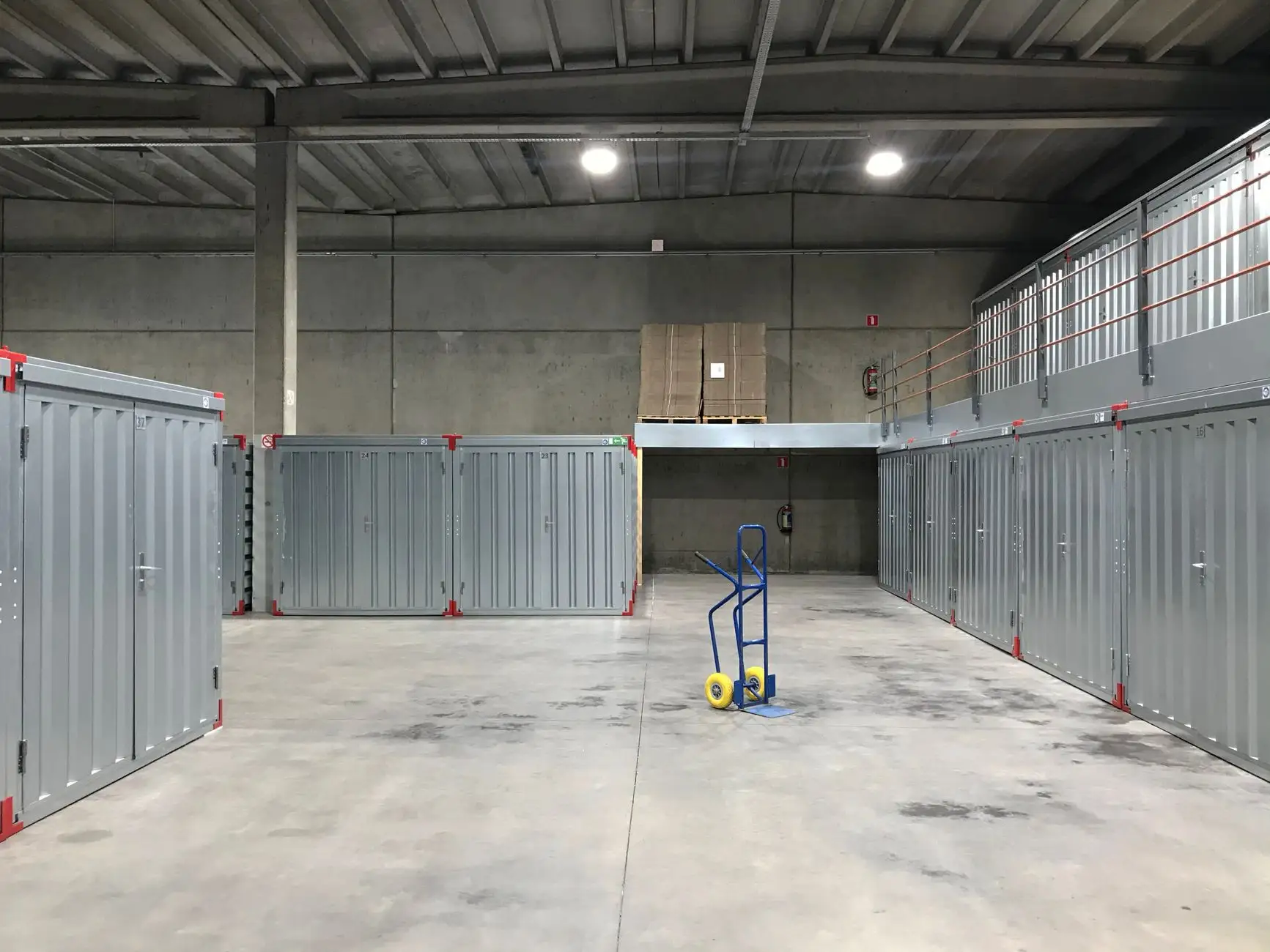 工业工位器具选型对比：铝型材与钢制结构适用场景分析