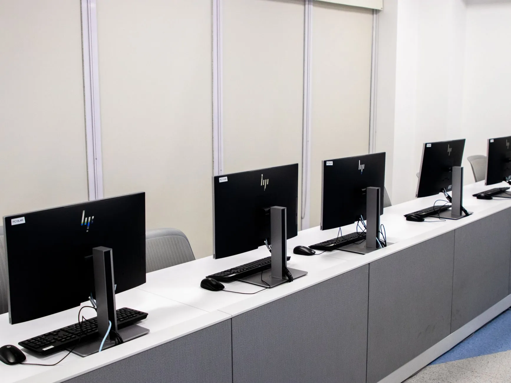 水线工位器具选型对比：标准件与非标定制在产线配套中的应用差异